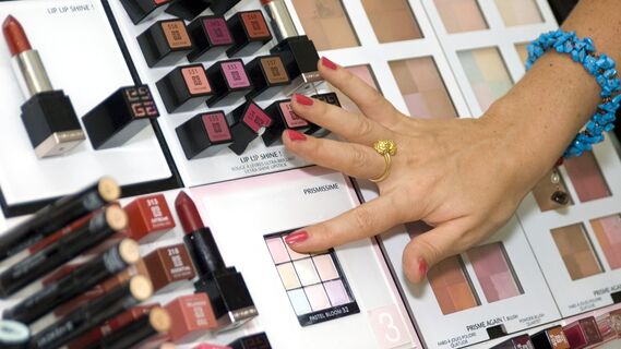 Эксперты высказывают мнение о поднятии цен на косметику и парфюмерию