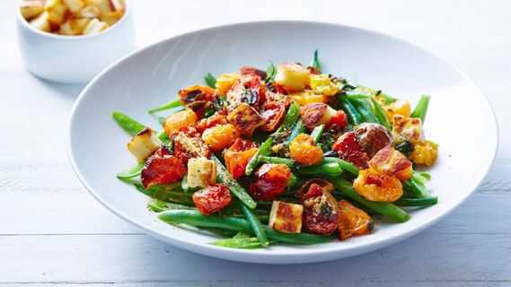 Пикантный салат с копченой курицей и стручковой фасолью