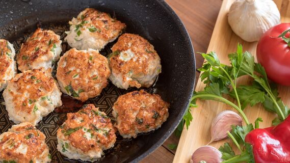 Какой ингредиент может спасти вкус котлет при жарке
