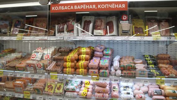 Колбасная витрина в супермаркете