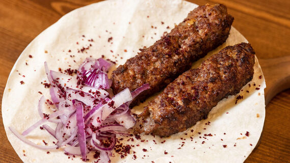 Вкусные и сочные мясные палочки вместо котлет: похожи на люля-кебаб