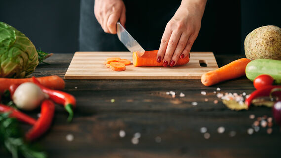 Кожура овощей не будет прилипать к ножу: вот до чего додумались хитрые повара