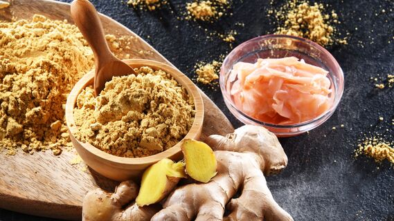 Имбирь перетирают в порошок или маринуют