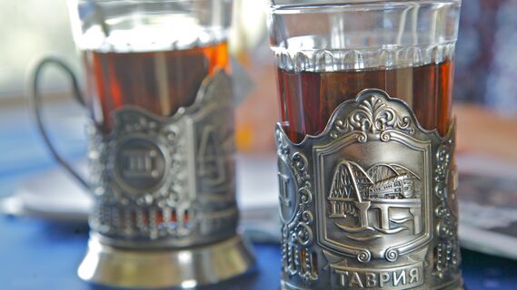 На железной дороге так подают напиток уже более 100 лет