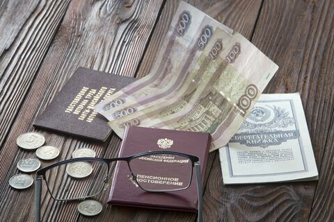Деньги, документы, очки, монеты