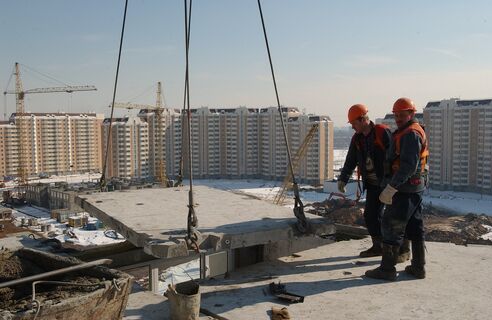 Стройка, рабочие, кран подъемный, плита бетонная, вид на город