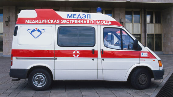 Девушку выбросили из окна и хотели увезти: жители Заставской улицы стали свидетелями жуткого происшествия