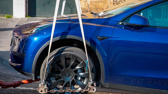 78.ru: алиментщик оплатил 10 млн долга после ареста Tesla