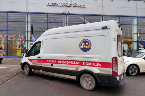 Почти «Человек-паук», но под градусом: в Петербурге женщина сорвалась с 4 этажа, спускаясь за спиртным