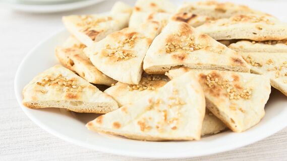 Воду после варки макарон не выливайте: добавляйте муку и пеките вкуснейшие лепешки