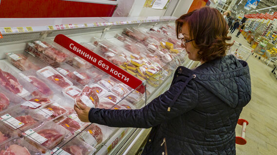 Женщина у прилавка с мясом
