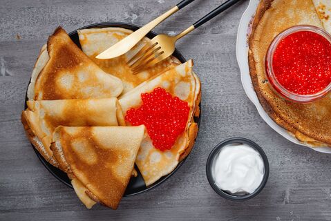 Блины особенно вкусны с холодной красной икрой 