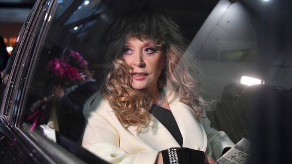 Алла Пугачева предупредила фоторепортеров об опасности