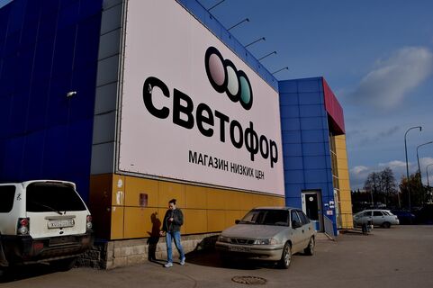 Магазин, светофор, вывеска, улица, машины, люди