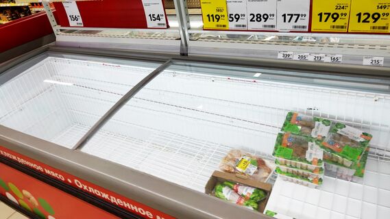 Полки и холодильники с акционными товарами пустеют к обеду