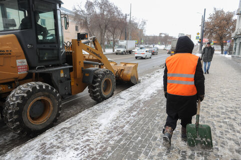 Дороги в Петербурге станут золотыми: 500 тонн соли и 2000 тонн пескосоли высыпали за день