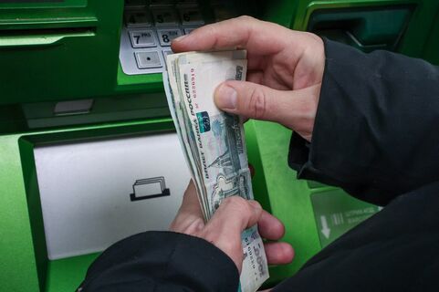 Банкомат, деньги, купюры, тысяча рублей, рука, рукав