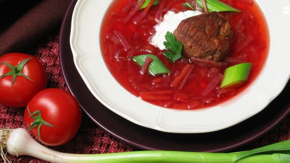 Вкус борща во многом зависит от количества соли