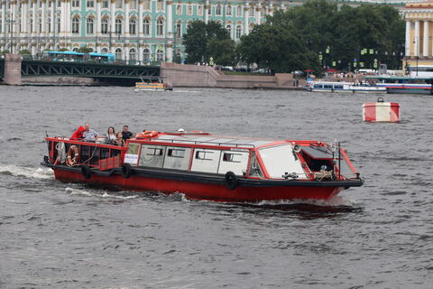 Теплоход, река