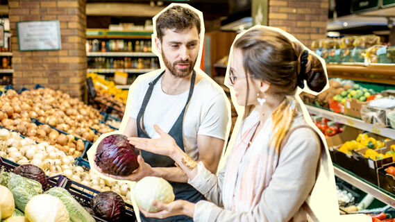 Что нельзя брать из рук продавцов