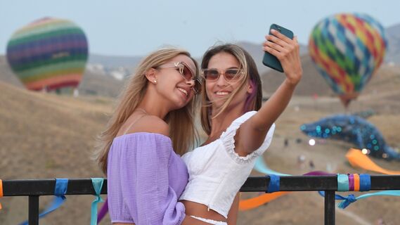 Девушки со смартфоном