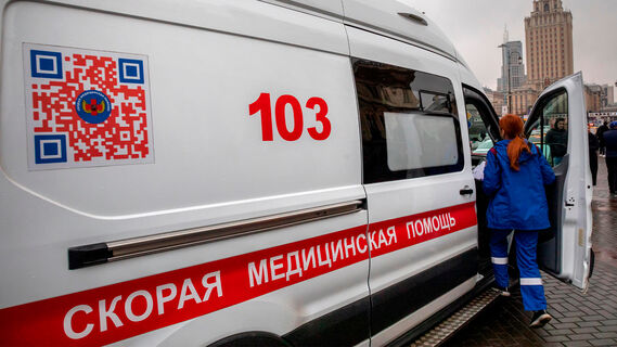 В Петербурге мужчина получил ожоги при падении в яму с кипятком