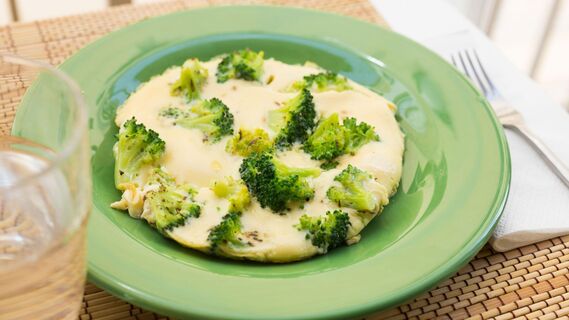 Вкусный завтрак с яйцом и брокколи