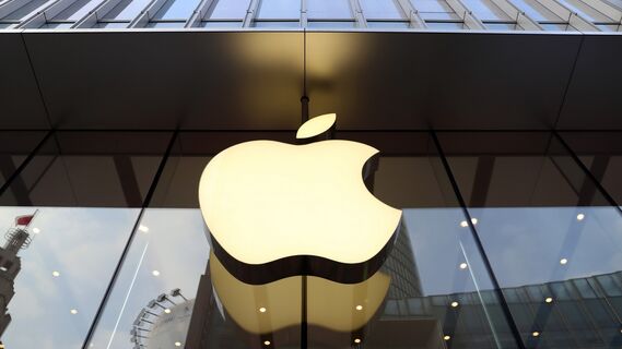 Эмблема Apple на фасаде здания