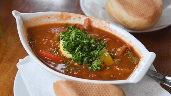 Солянка со свежей зеленью и лимоном 