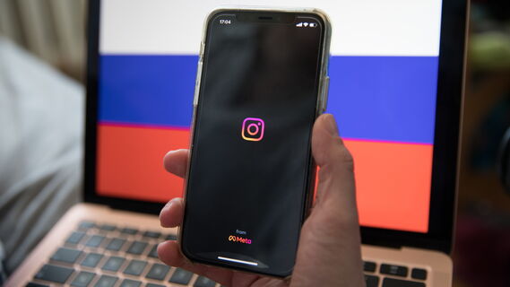Ноутбук и смартфон