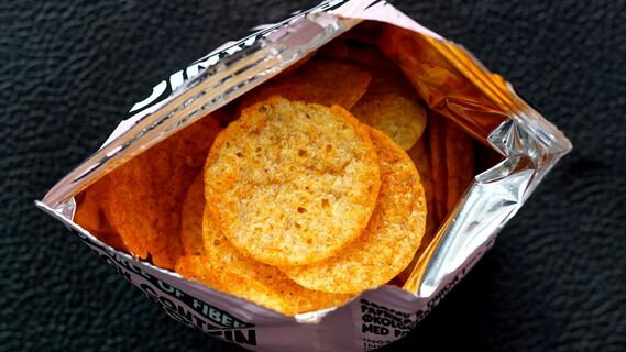 Кто впервые придумал чипсы, и почему раньше их ели только богачи