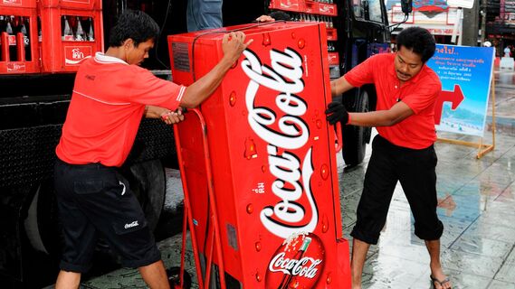 Выгрузка холодильника Coca-Cola