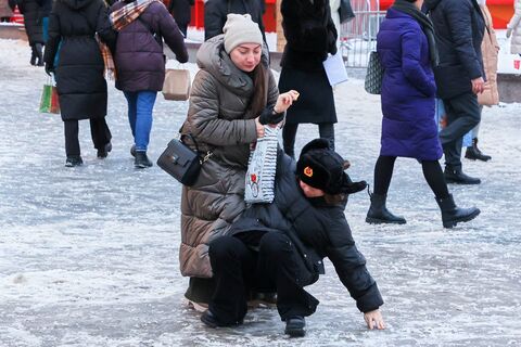 Боитесь падать на льду? Врач объяснил, как петербуржцам избежать серьезных травм