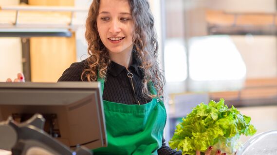 Заставляют ли продавцов сети петь гимн компании