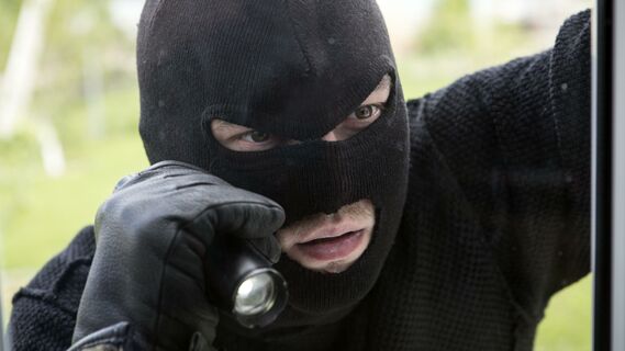 При обнаружении вилки в двери звоните в полицию