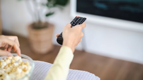Нужно ли вынимать шнур телевизора из розетки