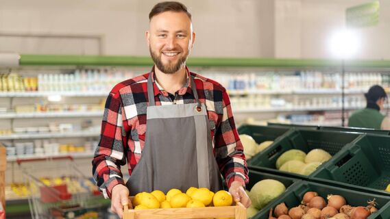 Вот зачем работники супермаркета меняют продукты на полках