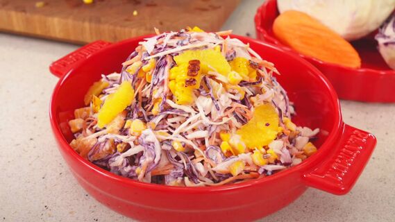 Пикантный салат из капусты и кукурузы идеально дополнит мясные блюда