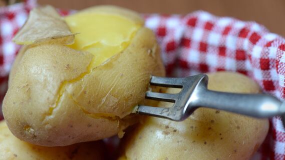 Как быстро почистить картофель в мундире