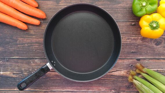Въевшийся жир мигом испарится со сковороды: вместо «химии» нужен один продукт