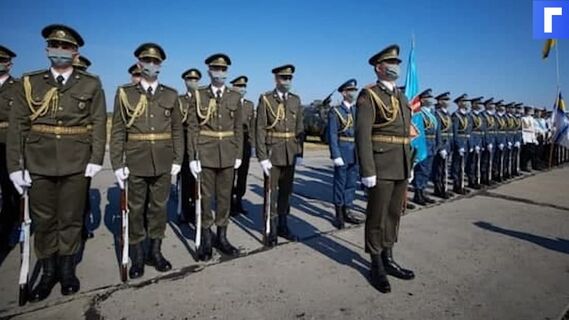 На Украине солдат почётного караула уронил ножны к ногам президента Грузии