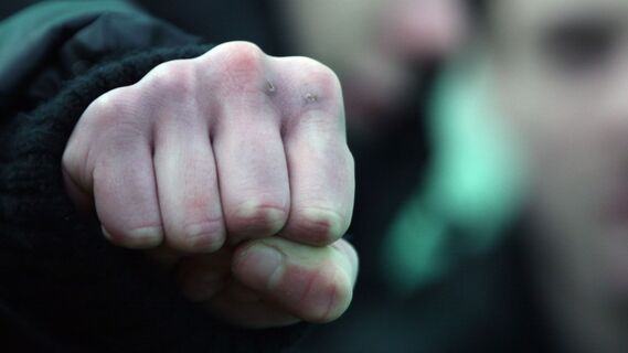 Избивают горожан и снимают на камеру: в Петербурге ищут шайку блогеров-садистов