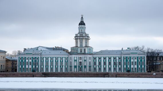 От деревянной избушки до Кунсткамеры: четыре самых старых здания Петербурга