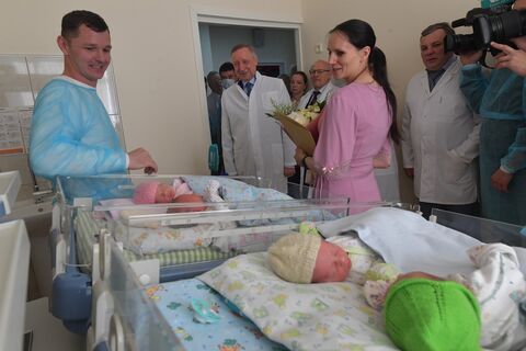 Санкт-Петербург, папа в роддоме смотрит на своих детей