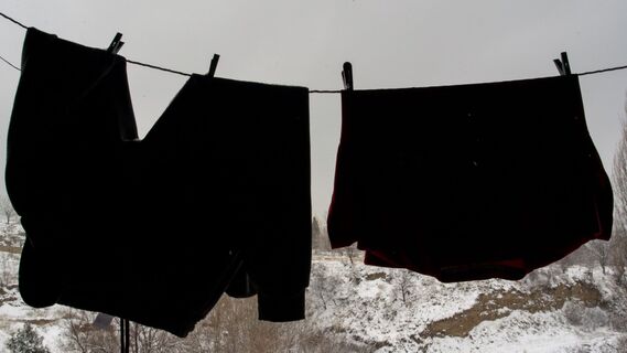 Половина хозяек делает эту ошибку при стирке черных вещей: потом только выбросить
