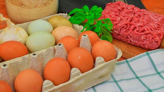 Хозяйки часто моют яйца перед приготовлением