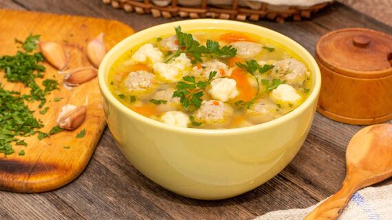 Вкуснейший суп с клецками и фрикадельками