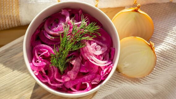 Оригинальный способ замариновать лук для мяса