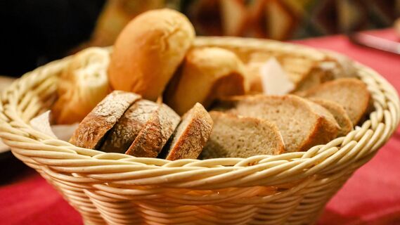 Как сделать черствый хлеб снова мягким и свежим: 4 проверенных способа