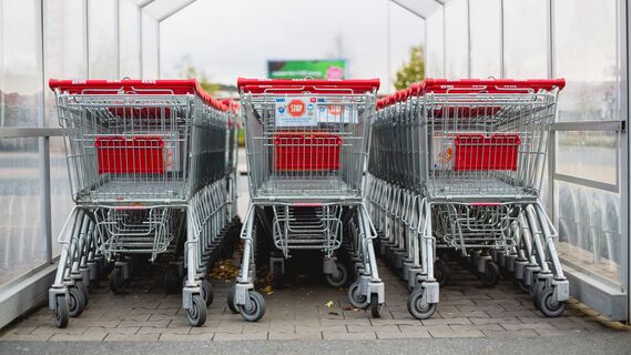 Вот почему в продуктовых такие большие тележки